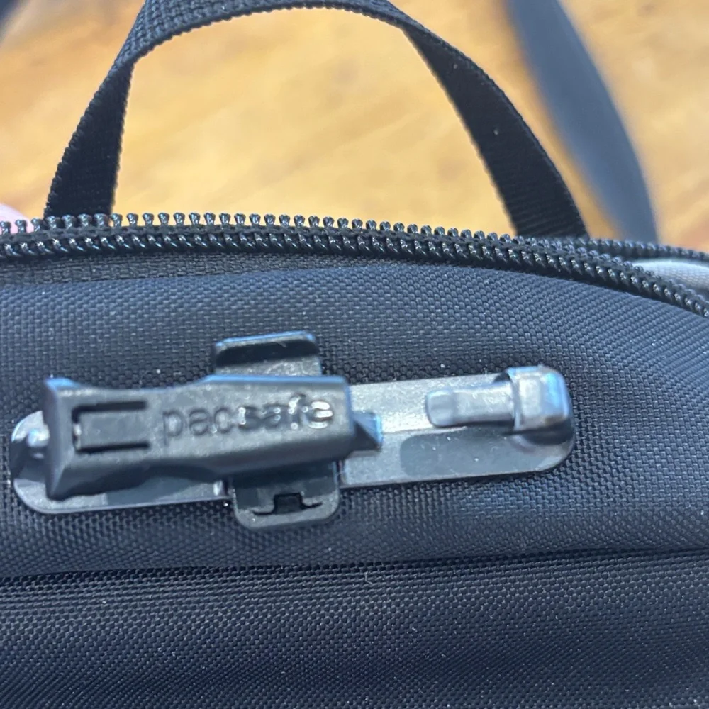 Pacsafe Black Secure‎ Messenger Bag